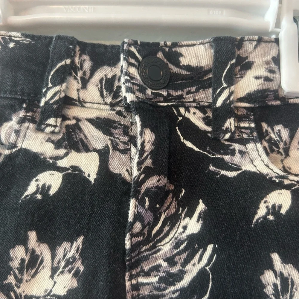 ⭐️Baby Gap black and white floral denim leggings size 4 years